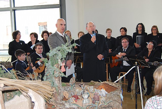 El Grupo Folklrico Villa de Alhama interpret los tradicionales villancicos durante el acto inaugural del Beln y la entrega de premios, Foto 4