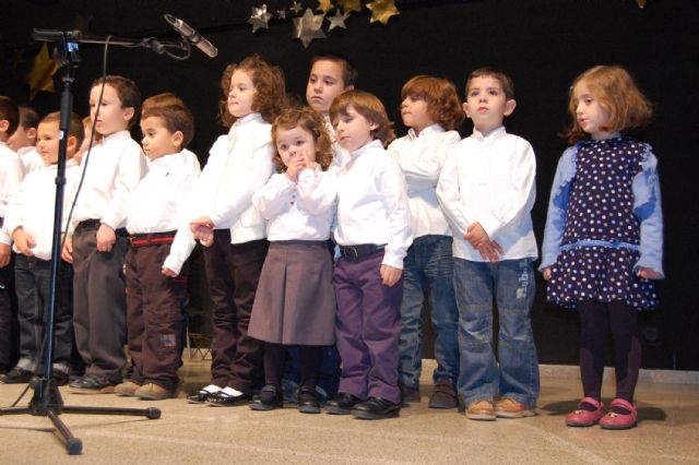 Las luces navideñas y el Beln municipal ya engalanan las fiestas en Lorqu - 1