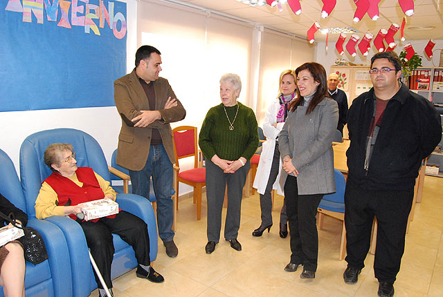 Autoridades municipales felicitan la pascua navideña a los usuarios del Servicio de Estancias Diurnas del centro de Alzheimer - 1