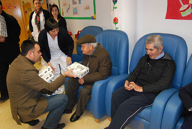 Autoridades municipales felicitan la pascua navideña a los usuarios del Servicio de Estancias Diurnas del centro de Alzheimer - 3
