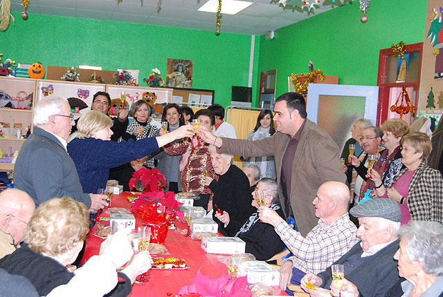 Autoridades municipales felicitan la pascua navideña a los usuarios del Servicio de Estancias Diurnas del centro de Alzheimer - 4