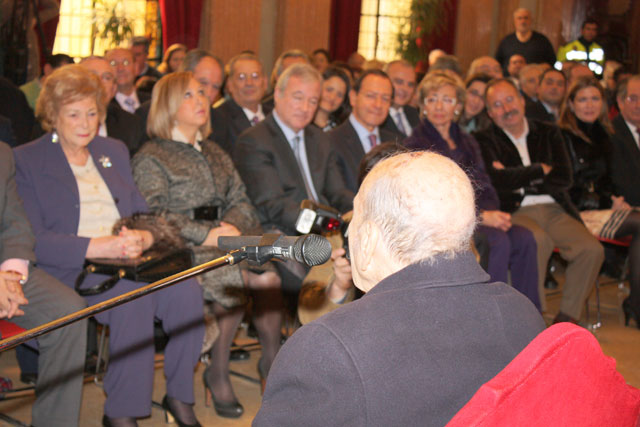 El Alcalde Cmara entrega el ttulo de Hijo Adoptivo al cronista Carlos Valcrcel Mavor - 2