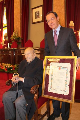 El Alcalde Cmara entrega el ttulo de Hijo Adoptivo al cronista Carlos Valcrcel Mavor - 3