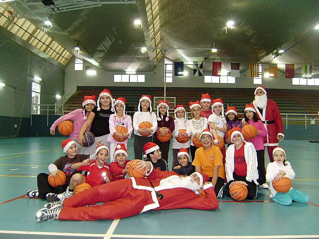 Los baloncestistas ms pequeños celebran la Navidad en las canchas, Foto 1