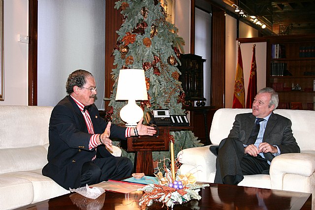 El jefe del Ejecutivo regional ha recibido esta mañana al profesor de la Universidad de Murcia Javier García del Toro / CARM, Foto 1