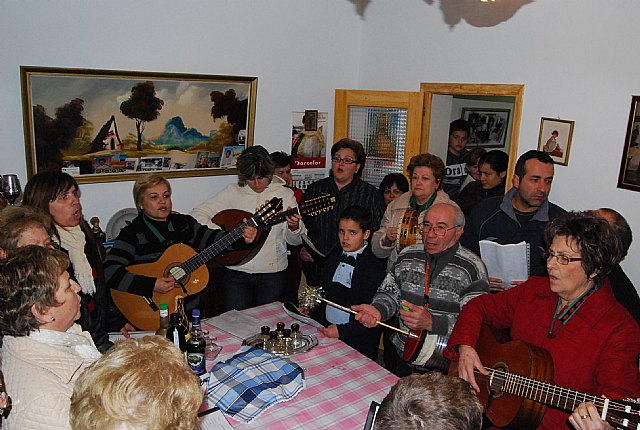 El Coro Santa Cecilia acompañado por el alcalde regalan a las personas mayores del barrio Olímpico-Las peras dulces navideños artesanos - 1, Foto 1