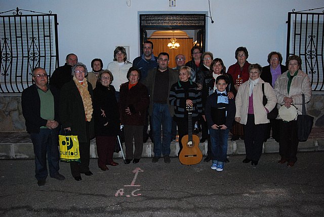 El Coro Santa Cecilia acompañado por el alcalde regalan a las personas mayores del barrio Olímpico-Las peras dulces navideños artesanos - 3, Foto 3