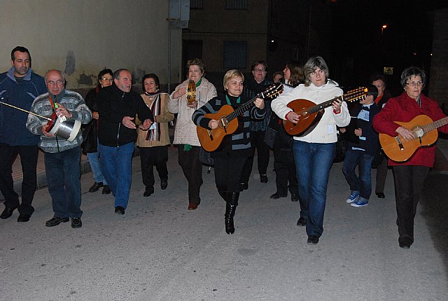 El Coro Santa Cecilia acompañado por el alcalde regalan a las personas mayores del barrio Olímpico-Las peras dulces navideños artesanos - 4, Foto 4