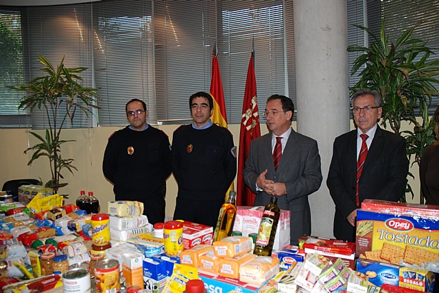 El personal de seguridad de Política Social recauda 600 kilos de alimentos para Cáritas - 1, Foto 1