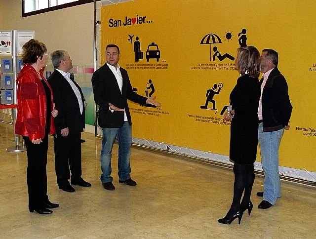 San Javier invita a los turistas a volver con un original diseño publicitario en la zona de salida del aeropuerto - 1, Foto 1