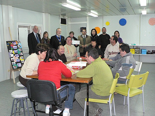 El club de Leones Bahía de Mazarrón entrega un cheque al Centro Ocupacional, Foto 1