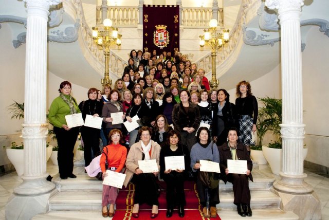 Mujer entrega los diplomas de los cursos de Informática - 1, Foto 1