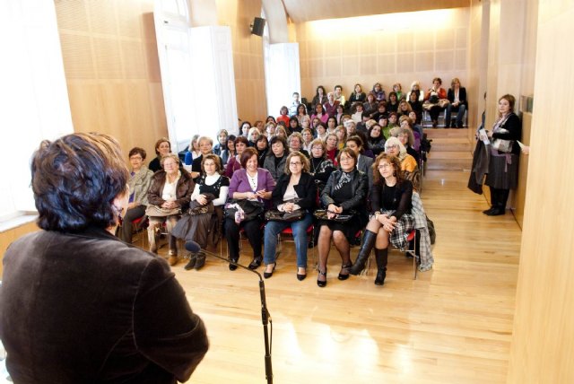 Mujer entrega los diplomas de los cursos de Informática - 2, Foto 2