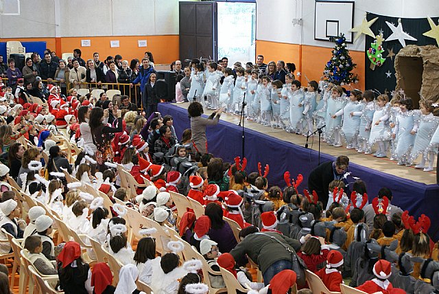 Los alumnos de los colegios de Puerto Lumbreras empiezan las vacaciones estivales con una fiesta navideña - 1, Foto 1