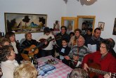 El Coro Santa Cecilia acompañado por el alcalde regalan a las personas mayores del barrio Olímpico-Las peras dulces navideños artesanos