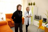 La alcaldesa inaugura una nueva sala de estar en el Naval para pacientes de Oncología