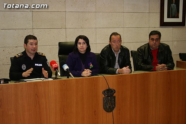 Más de treinta agentes de la Policía Local vigilan las calles más comerciales de Totana con motivo de las compras de Navidad, Foto 1
