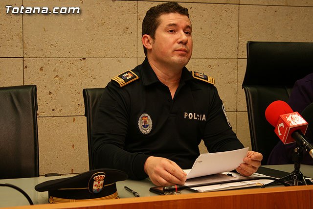 Más de treinta agentes de la Policía Local vigilan las calles más comerciales de Totana con motivo de las compras de Navidad, Foto 2