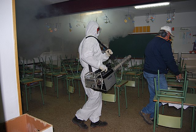 El ayuntamiento de Alhama practica una desinfeccin en todos los edificios pblicos  del municipio aprovechando el periodo vacacional en los colegios, Foto 1