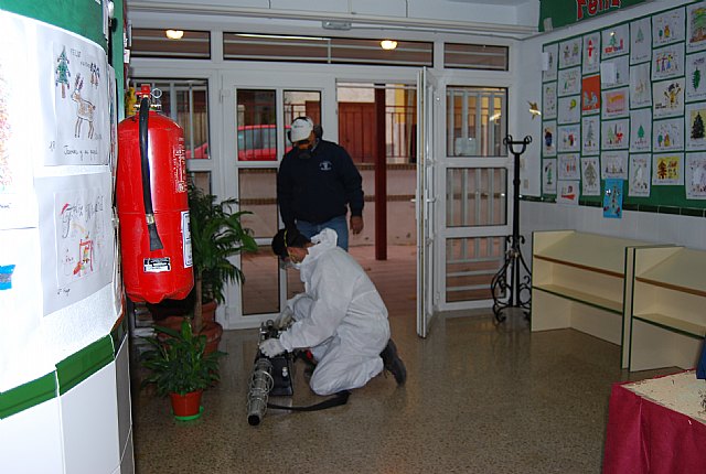 El ayuntamiento de Alhama practica una desinfección en todos los edificios públicos  del municipio aprovechando el periodo vacacional en los colegios, Foto 2
