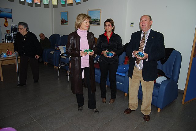 Esta mañana el alcalde visitaba a los mayores de los centros municipales para desearles unas felices fiestas, Foto 1