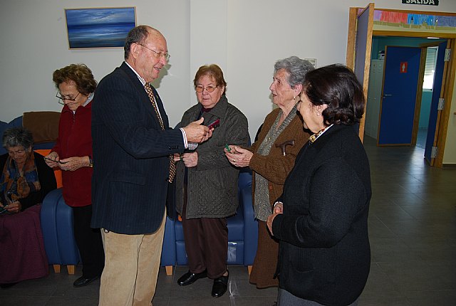 Esta mañana el alcalde visitaba a los mayores de los centros municipales para desearles unas felices fiestas, Foto 2