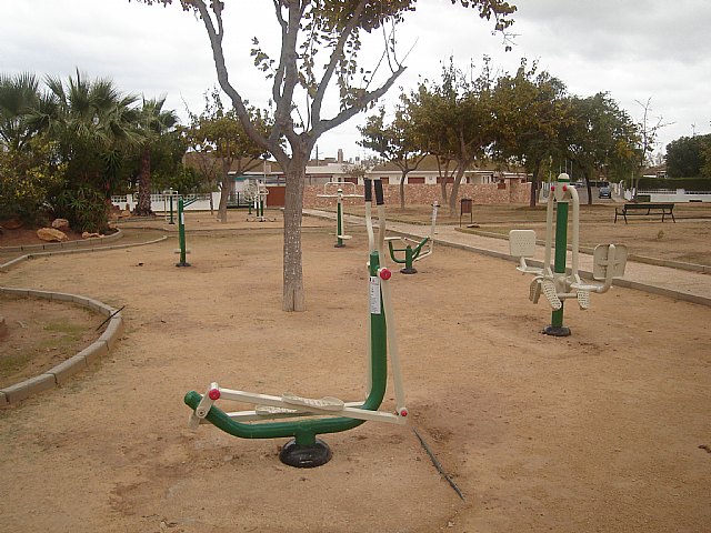 La concejalía de Parques y Jardines instala “un gimnasio” en el parque Los Ríos, de San Javier - 1, Foto 1