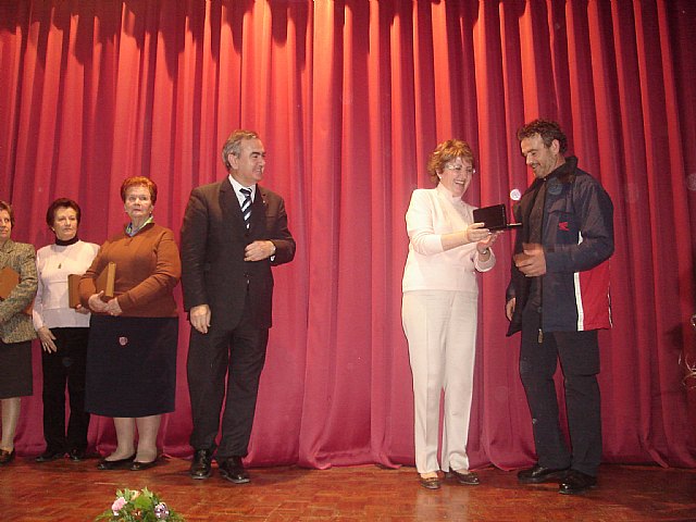La Alcaldesa homenajea a los trabajadores jubilados y a los que cumplen 25 años de servicio en el Ayuntamiento durante el brindis de Navidad - 1, Foto 1