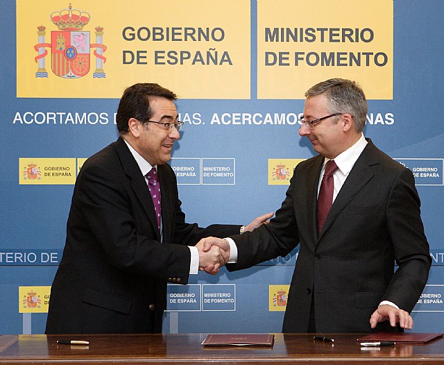 El alcalde firma con el ministro de Fomento, el convenio de colaboración para sustituir la cubierta del teatro - 1, Foto 1