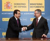 El alcalde firma con el ministro de Fomento, el convenio de colaboracin para sustituir la cubierta del teatro
