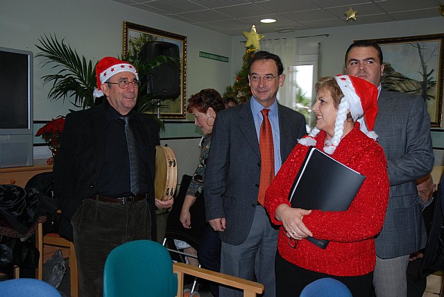 Bascuñana felicita la Navidad a los ancianos de la Residencia 'Santa Isabel' de Villanueva del Río Segura - 1, Foto 1