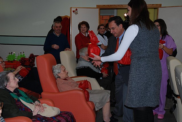 Bascuñana felicita la Navidad a los ancianos de la Residencia 'Santa Isabel' de Villanueva del Río Segura - 2, Foto 2