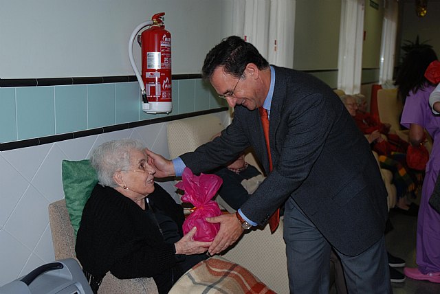 Bascuñana felicita la Navidad a los ancianos de la Residencia 'Santa Isabel' de Villanueva del Río Segura - 3, Foto 3