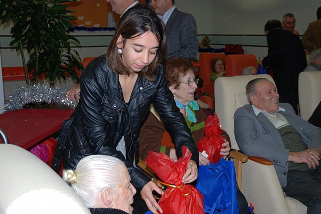 Bascuñana felicita la Navidad a los ancianos de la Residencia 'Santa Isabel' de Villanueva del Río Segura - 4, Foto 4