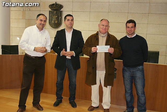 El Club Atletismo Totana y la Peña Madridista La Décima hacen entrega a Cáritas del dinero recaudado en la carrera nocturna navideña - 1, Foto 1