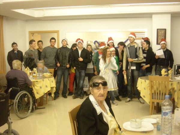 La federacin estudiantil CONFES celebra la Navidad felicitando las fiestas a los ancianos del asilo de las Hermanitas de los Pobres - 4