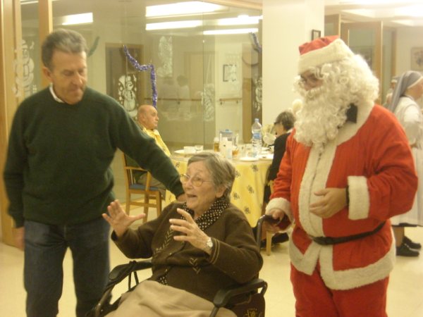 La federacin estudiantil CONFES celebra la Navidad felicitando las fiestas a los ancianos del asilo de las Hermanitas de los Pobres - 6