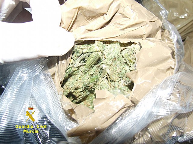 La Guardia Civil interviene un alijo de marihuana y resina de hachis tras detectar una infraccion de trafico, Foto 1