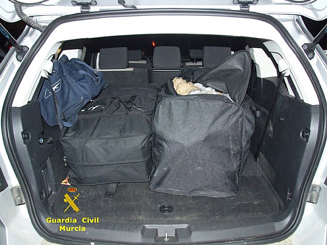 La Guardia Civil interviene un alijo de marihuana y resina de hachis tras detectar una infraccion de trafico, Foto 3