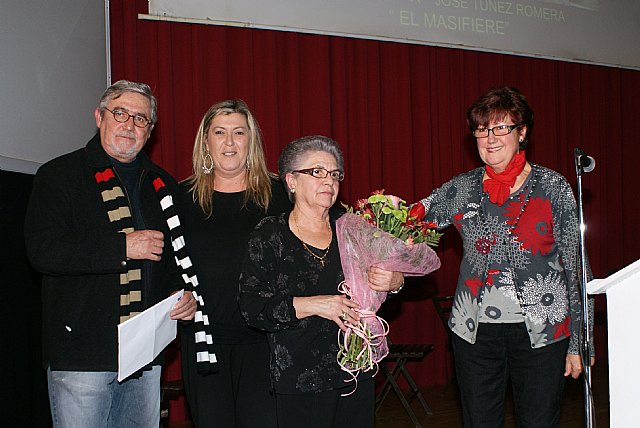 La concejala de Mayores, Matilde Gloria García, junto a la concejala de Educación y Cultura, Isabel García, acudieron al homenaje en el que además estaba presente la viuda y familiares de José Túnez, Foto 1