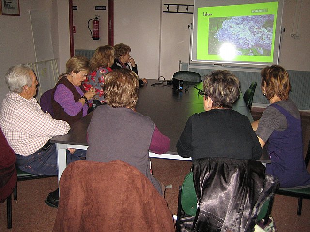 Una quincena de socios del Centro Municipal de Personas Mayores participan en el taller Decora tu casa con flores secas, Foto 1