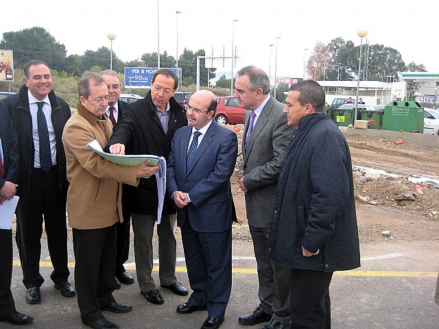 El Alcalde, el Delegado del Gobierno y el Secretario de Estado de Cooperación visitan varias obras del Fondo Estatal de Inversión - 1, Foto 1