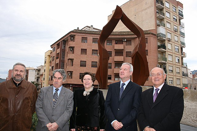 El presidente de la Comunidad, Ramón Luis Valcárcel, inauguró hoy la escultura homenaje al pintor ciezano Cayetano Toledo Puche. Una obra realizada por el escultor de la localidad Salvador Susarte, que ha sido donada por Caja Mediterráneo. En la imagen, el jefe del Ejecutivo murciano junto al alcalde de Cieza, Antonio Tamayo; el presidente de Caja Mediterráneo, Ángel Martínez; el escultor, Salvador Susarte, y un familiar del pintor homenajeado., Foto 3