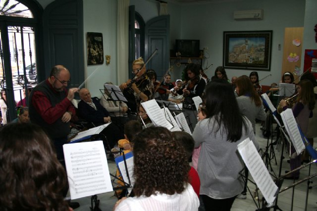 Las personas mayores disfrutan de una Navidad muy musical - 1, Foto 1