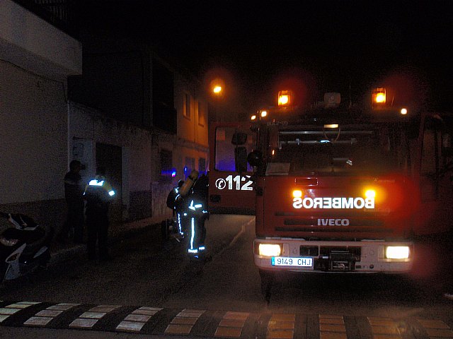 Efectivos de Bomberos Alhama-Totana, con presencia de Protección Civil y Policía Local de Totana, sofocan en menos de una hora un incendio - 2, Foto 2