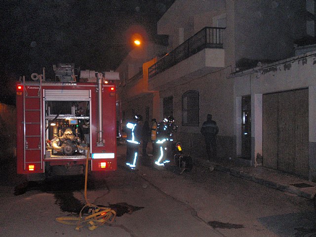 Efectivos de Bomberos Alhama-Totana, con presencia de Protección Civil y Policía Local de Totana, sofocan en menos de una hora un incendio - 3, Foto 3