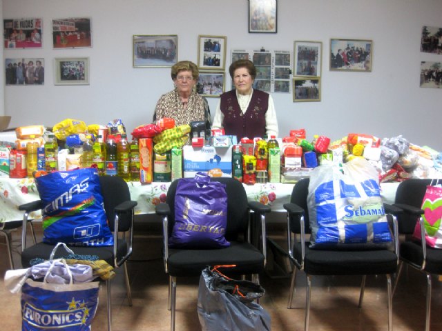 La Asociación de Viudas prepara una gran cesta de Navidad para los más necesitados - 1, Foto 1