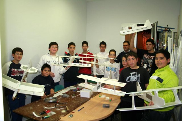 El Taller de Iniciación al Aeromodelismo congrega a numerosos alumnos - 1, Foto 1