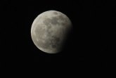 Un eclipse parcial de luna despidió anoche el Año Internacional de la Astronomía 2009