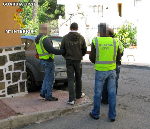 La Guardia Civil desarticula un grupo organizado dedicado a cometer atracos en establecimientos públicos de la Región, Foto 2